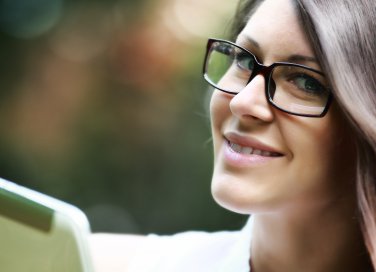 donna occhiali trucco make up miopia astigmatismo sopracciglia contorno ombretto