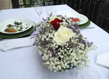tavola elegante centro tavola fiori galateo tovaglia lino regole 