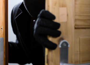 sicurezza domestica ladri furti porta antifurto. 