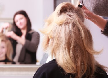 capelli ciuffo acconciatura