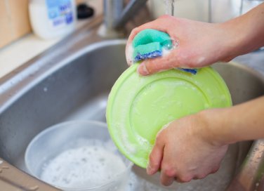 lavare a mano ammollo piatti bicchieri nelsen guanti acqua lavandino cucina panno asciugare