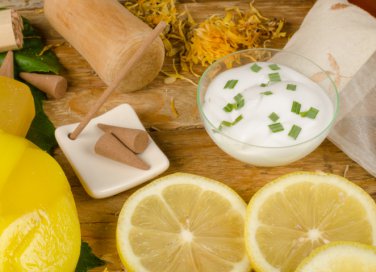 Trattamenti naturali per capelli grassi