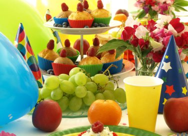 bambino-festa-decorazioni-tavola