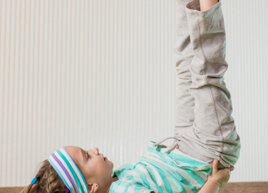 Bambina che pratica yoga