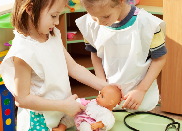 bambine che giocano insieme