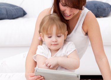Mamma, bambino e tablet