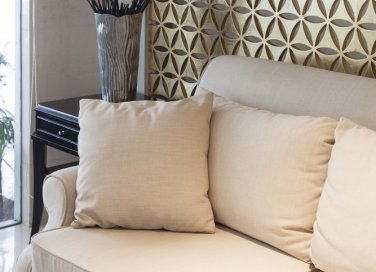 Grandi pulizie pulire divano bianco