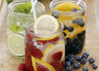Acqua di frutta e acque aromatizzate per l'estate