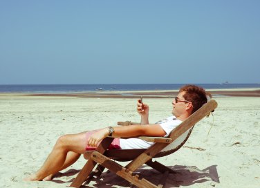 5 cose che gli uomini fanno in spiaggia (ma che dovrebbero evitare)
