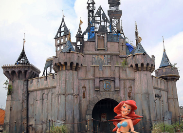 Dismaland, il parco tematico di Banksy, diverte o spaventa i bambini?