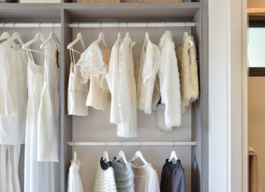 cambio armadio organizzare e mettere in ordine i vestiti