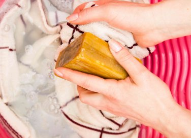 come togliere le macchie di profumo dai vestiti