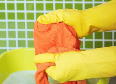 come togliere la resina dai vestiti