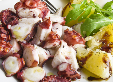 Cucina con la pentola a pressione