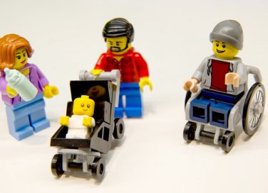 LEGO lancia due nuovi personaggi: papà casalingo e mamma in carriera