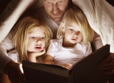 Leggere le fiabe ai bambini: 4 buone ragioni per continuare a farlo