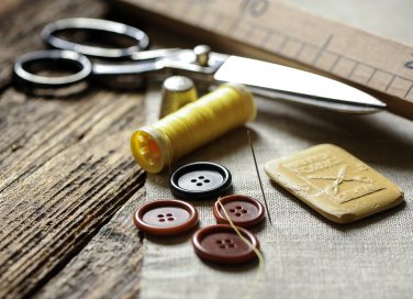 come attaccare un bottone sui tessuti
