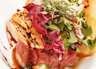 Tartare di manzo alle erbe aromatiche e agrumi