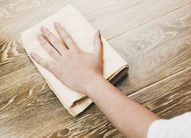 Come pulire il legno: tecniche per detergere e sbiancare