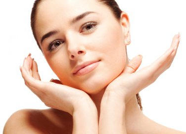 Pulizia del viso con olio indiano o di ricino contro i punti neri