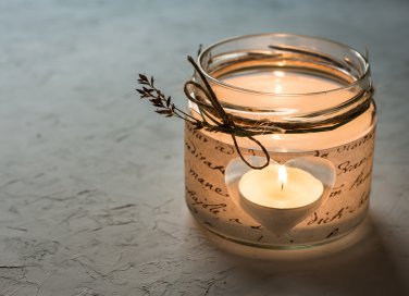 Decoupage sottovetro: qual è la tecnica per decorare gli oggetti di vetro o plexiglass