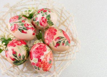 decoupage uova di pasqua, decorare uova di pasqua decoupage, decoupage uova polisterolo 
