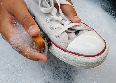 come pulire scarpe bianche
