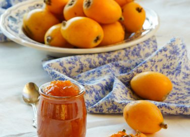 Conserve di frutta primaverili confettura di nespole 