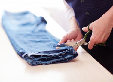 come accorciare pantaloni, accorciare pantaloni senza cucire