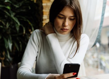 come affrontare amica, non risponde ai messaggi, donna triste