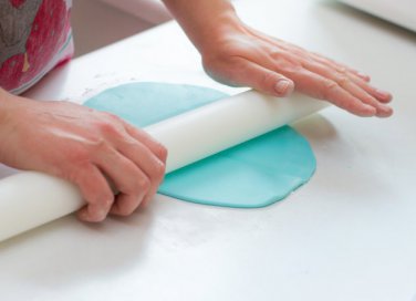 stendere pasta di zucchero, lavorare pasta di zucchero, ammorbidire pasta di zucchero