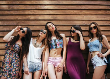 amiche, festa in spiaggia, abbigliamento