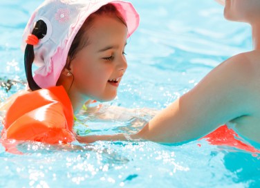 come insegnare a un bambino a nuotare, insegnare a galleggiare ai bambini