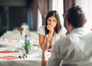 indecisa tra il mio ragazzo e un altro, indecisione tra due uomini