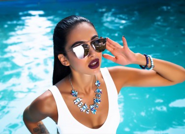 festa in piscina, trucco, donna