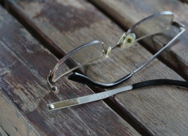 aggiustare asta occhiali, riparare asta occhiali, stanghette occhiali rotte