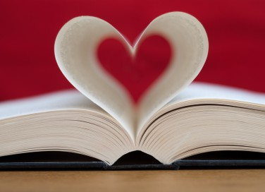 cosa regalare a chi ama leggere, idee regalo per chi ama leggere, regali per lettori