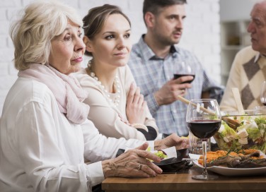 non sopporto i suoi parenti, come sopportare i parenti di lui, non sopporto la sua famiglia