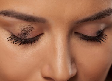 macchie di mascara, trucco, correzione
