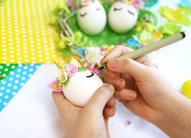 decorare uova pasqua con bambini, decorare uova pasqua, lavoretti pasquali