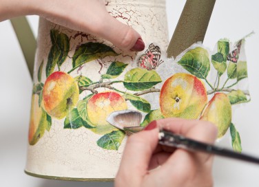 Decoupage: come si fa sugli oggetti rotondi e le superfici curve