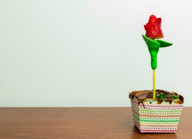 come fare una rosa con fragola, tagliare fragole a forma di rosa, fragole decorative