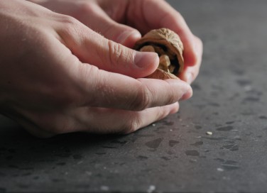 come togliere nero noci mani, macchie noci mani, nero noci
