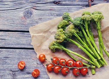 broccoli in padella, pomodorini, pomodori secchi