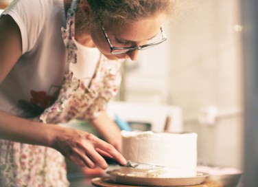 come decorare torta compleanno cialda panna, come decorare torta cialda, come applicare cialda