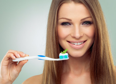 alitosi, cause, rimedi naturali efficaci