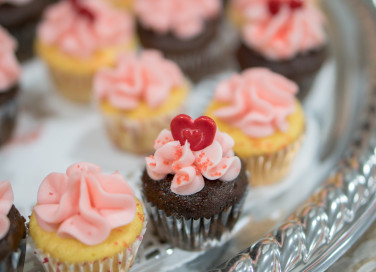 cupcake san valentino decorati panna, cupcake san valentino, cupcake panna