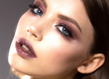 trucco, occhi chiari, capelli scuri