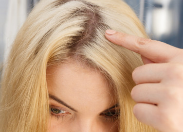 come applicare tinta ricrescita, tinta ricrescita, colore ricrescita capelli fai da te