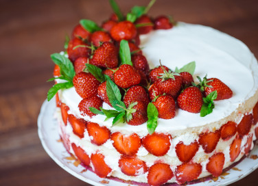 torte decorate panna fragole, torte decorate panna, torte decorate fragole